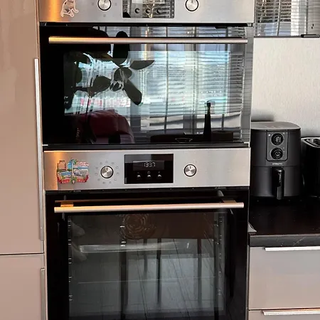 Modernes Wasserfront Wohnung, Terrasse, Parkplatz *