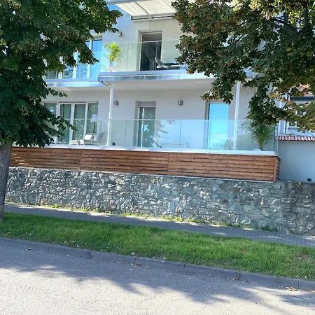 Modernes Wasserfront Wohnung, Terrasse, Parkplatz *