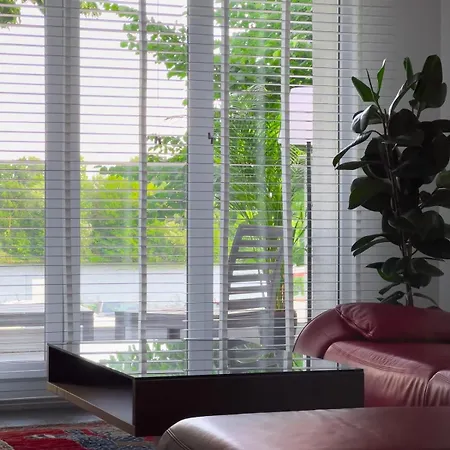 Modernes Wasserfront Wohnung, Terrasse, Parkplatz Apartment