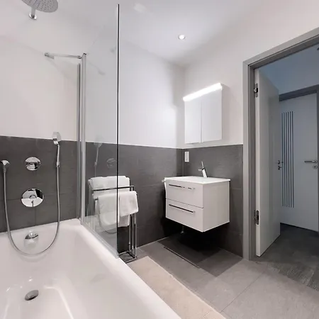 Apartment Modernes Wasserfront Wohnung, Terrasse, Parkplatz *