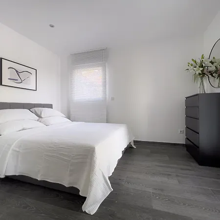 Modernes Wasserfront Wohnung, Terrasse, Parkplatz Floersheim am Main