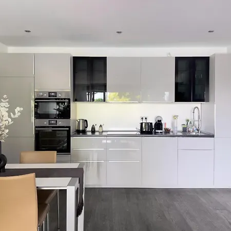 Apartman Modernes Wasserfront Wohnung, Terrasse, Parkplatz *