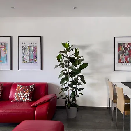 Modernes Wasserfront Wohnung, Terrasse, Parkplatz Apartment