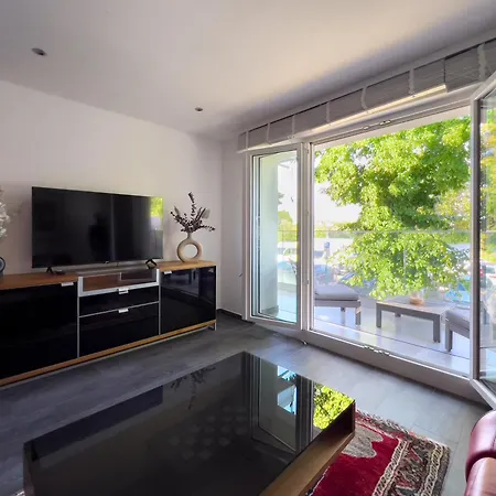 Apartment Modernes Wasserfront Wohnung, Terrasse, Parkplatz