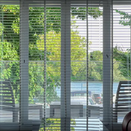 Apartman Modernes Wasserfront Wohnung, Terrasse, Parkplatz *