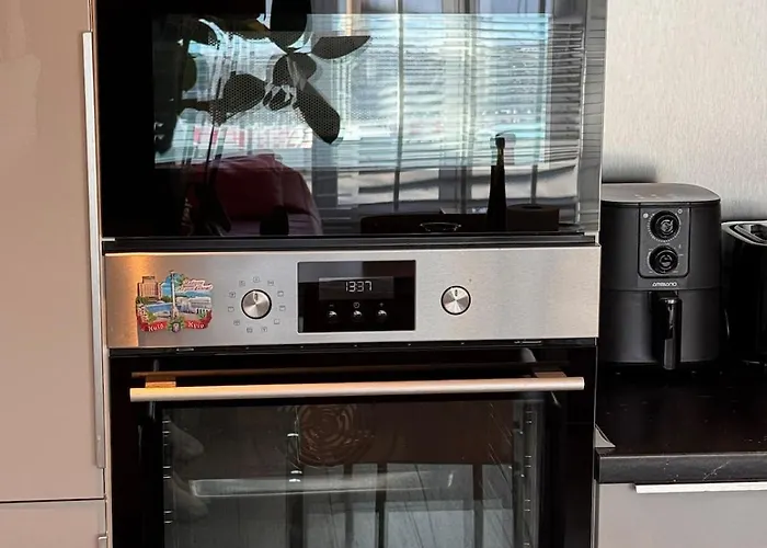 Modernes Wasserfront Wohnung, Terrasse, Parkplatz *