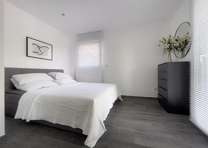 Modernes Wasserfront Wohnung, Terrasse, Parkplatz Floersheim am Main