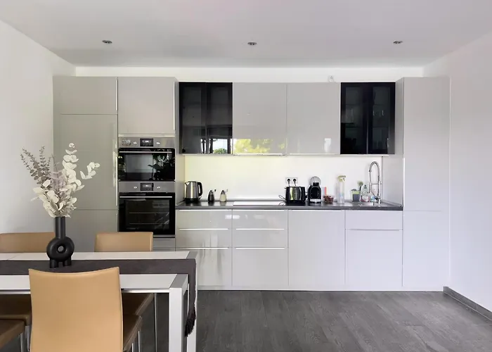 Apartmán Modernes Wasserfront Wohnung, Terrasse, Parkplatz *